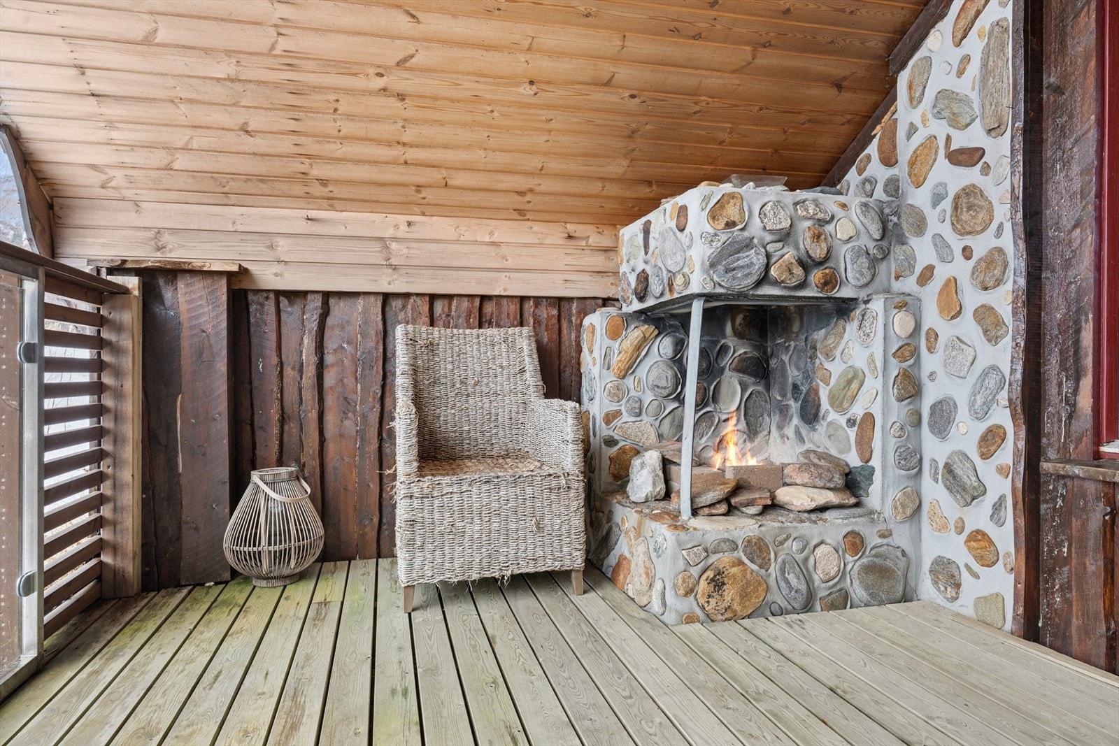 Spesialtilpasset peis på veranda. Galleribilde