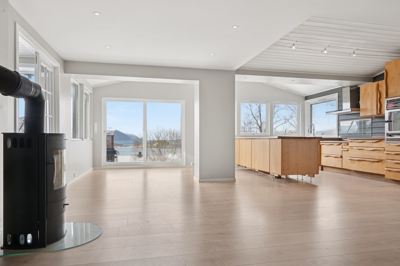 Mange, og noen store vindusflater som gir godt med naturlig lys inn i boligen. Galleribilde