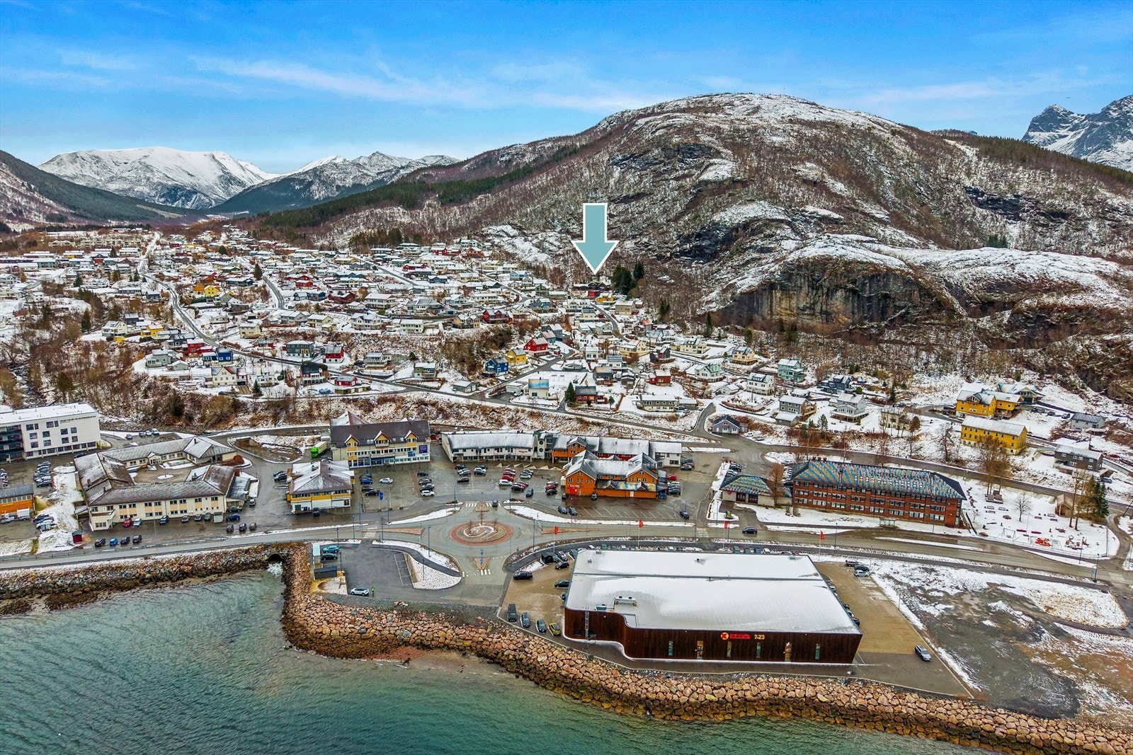 Attraktiv plassering med avstand til det meste man trenger i hverdagen. Gangavstand til dagligvarebutikk, skole, barnehage og ikke minst naturen. Galleribilde
