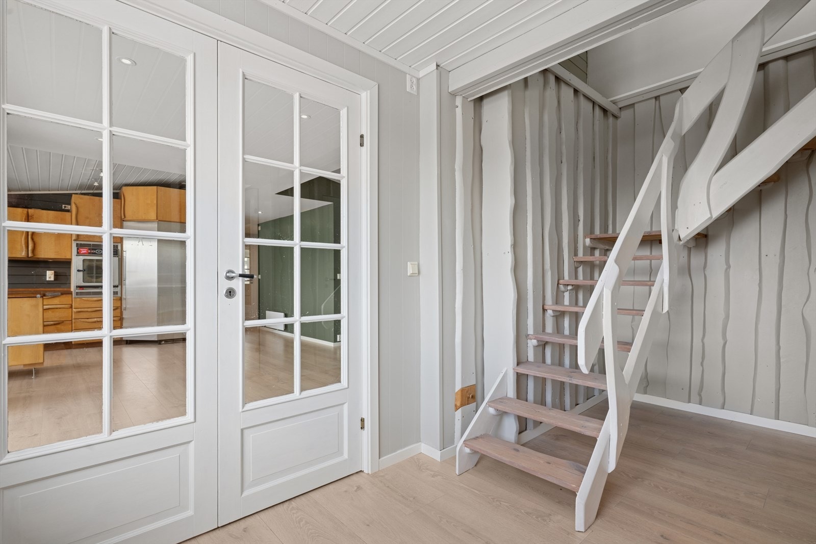 Pen dobbel fløyelsdør fra mellomgang og stue. Galleribilde