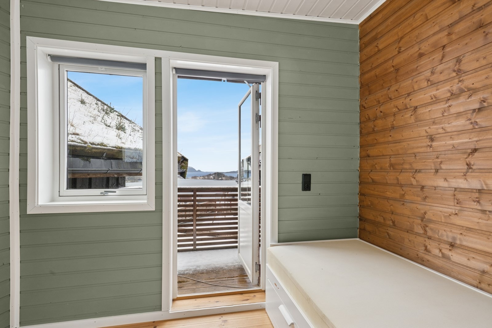 Soverom i andre etasje med utgang til veranda. Galleribilde