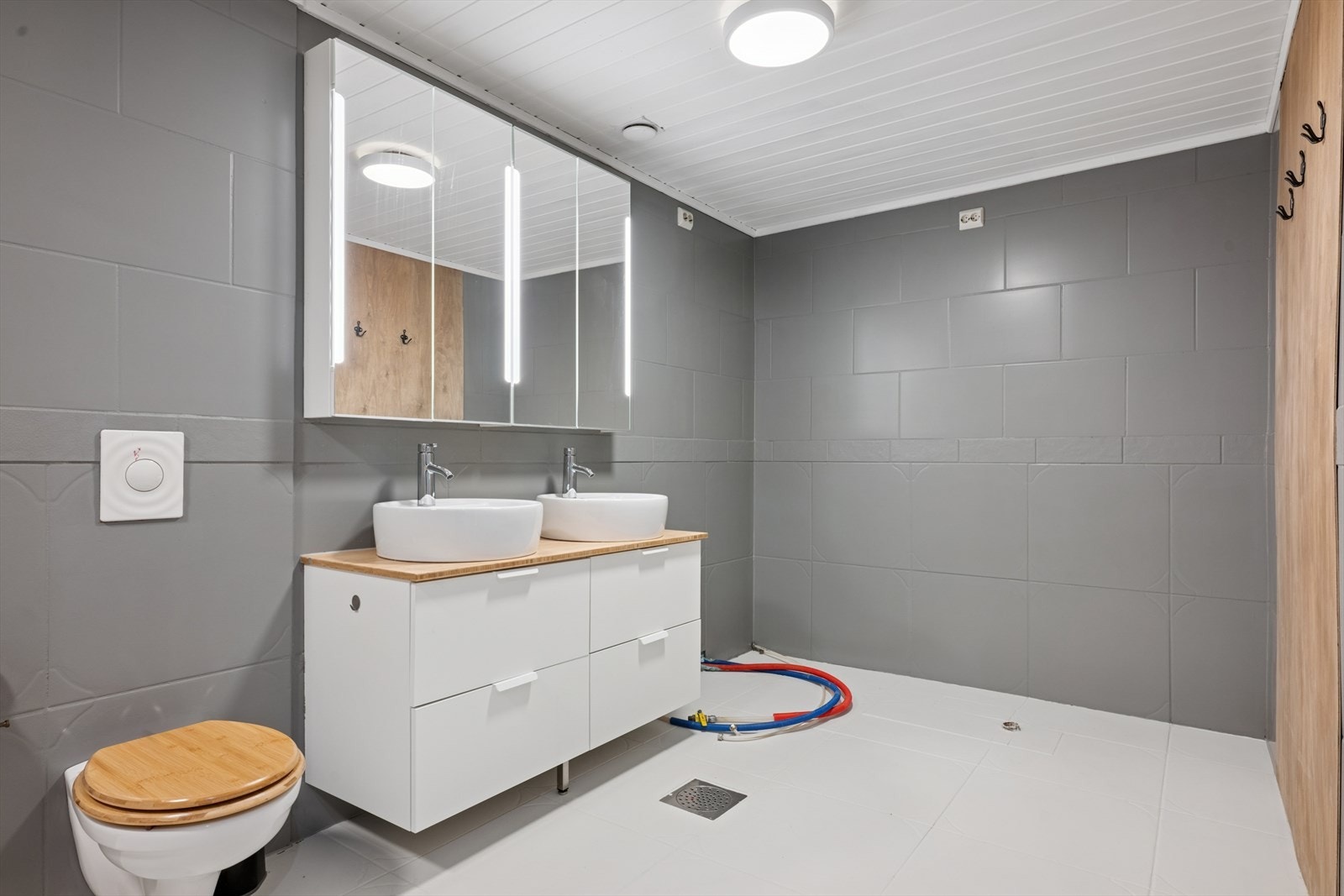 Romslig bad med innredning og nyere innredning med oppussede overflater. Galleribilde