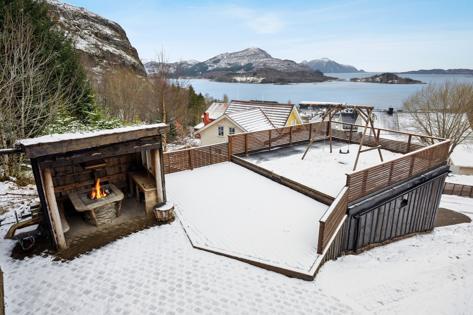 Solfylte områder på sommerstid og gapahuk for å nyte bålhygge på kaldere stunder. Galleribilde