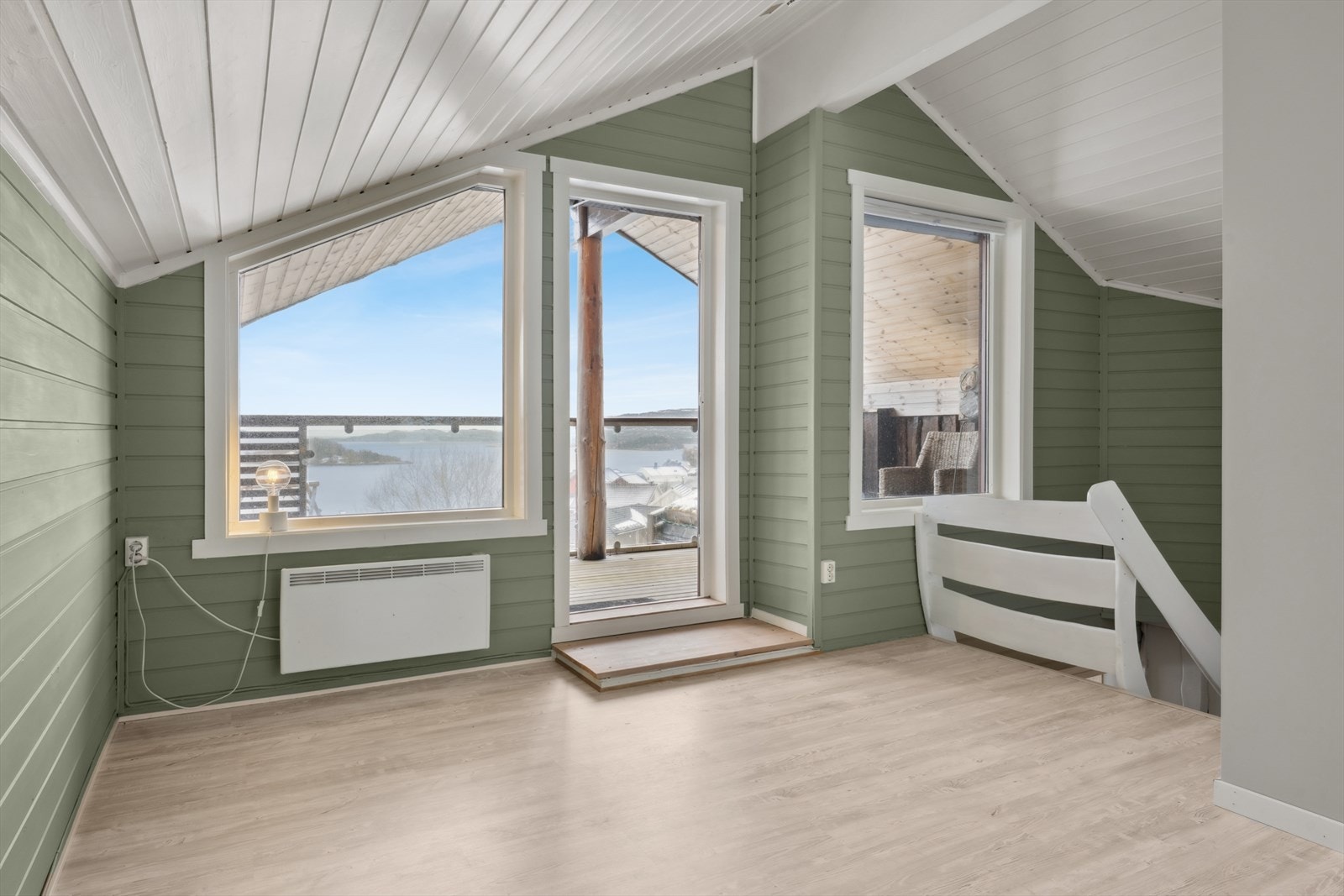 Utgang til balkong med nydelig utsikt. Galleribilde