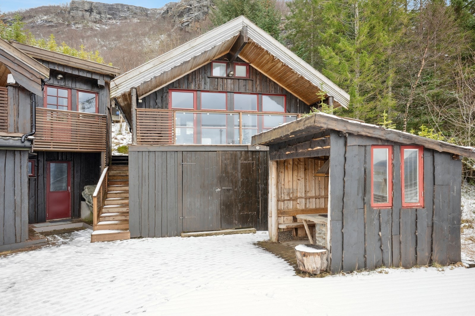Pent opparbeidet uteområde. Ypperlig lekeplass for barnefamilier. Anneks med oppholdsrom og lagring i åpent rom under. Galleribilde