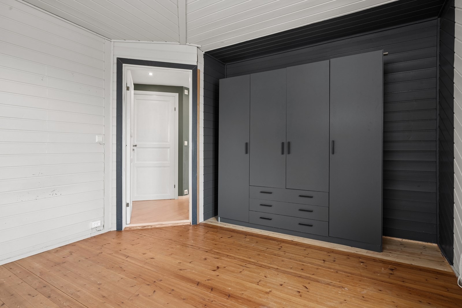 Godt med plass for stor seng, garderobeskapet og nattbord. Galleribilde