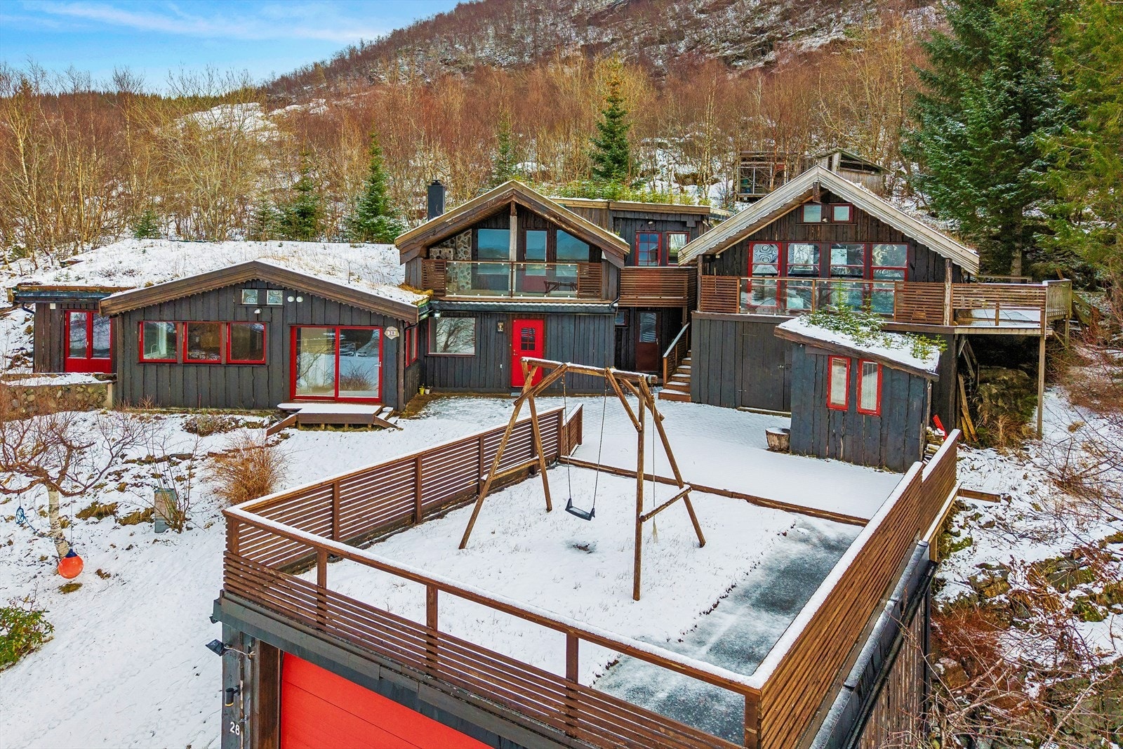 Attraktiv plassering med avstand til det meste man trenger i hverdagen. Gangavstand til dagligvarebutikk, skole, barnehage og ikke minst naturen. Galleribilde