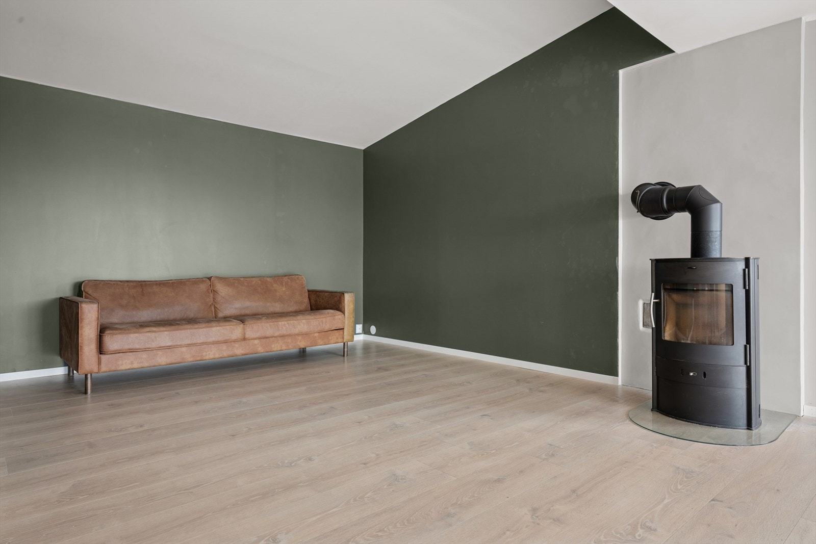 Boligen varmes opp av vedovn og elektrisk oppvarming. Galleribilde