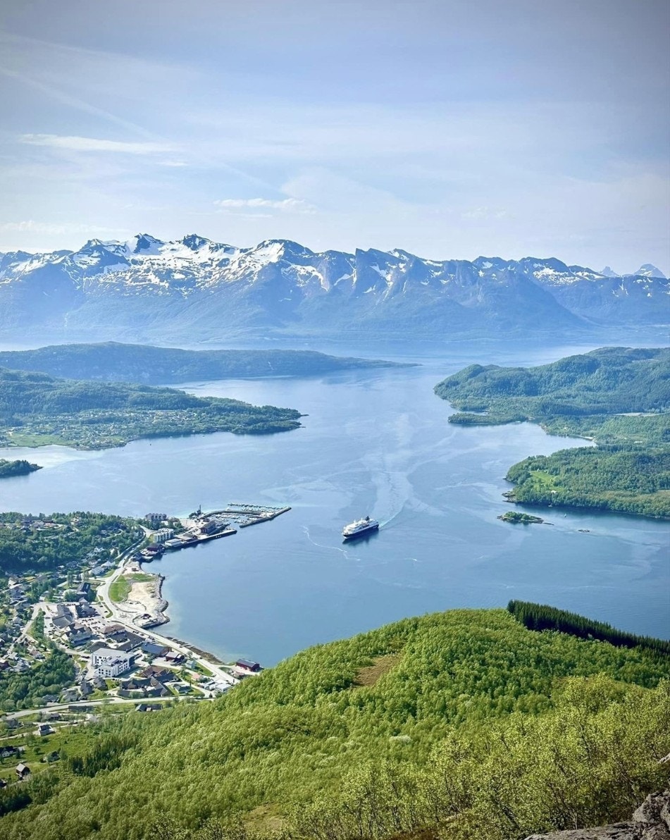 Utsiktbilde fra Torsvikfjellet, en av svært mange turer man kan begive seg ut på. Privat foto. Galleribilde