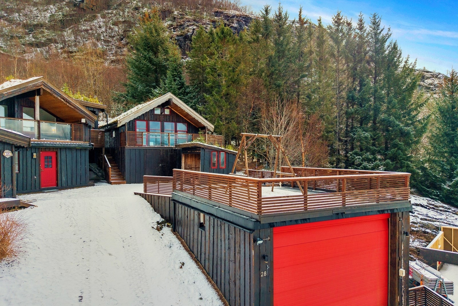 Stor garasje og gode parkeringsmuligheter på egen tomt. Galleribilde