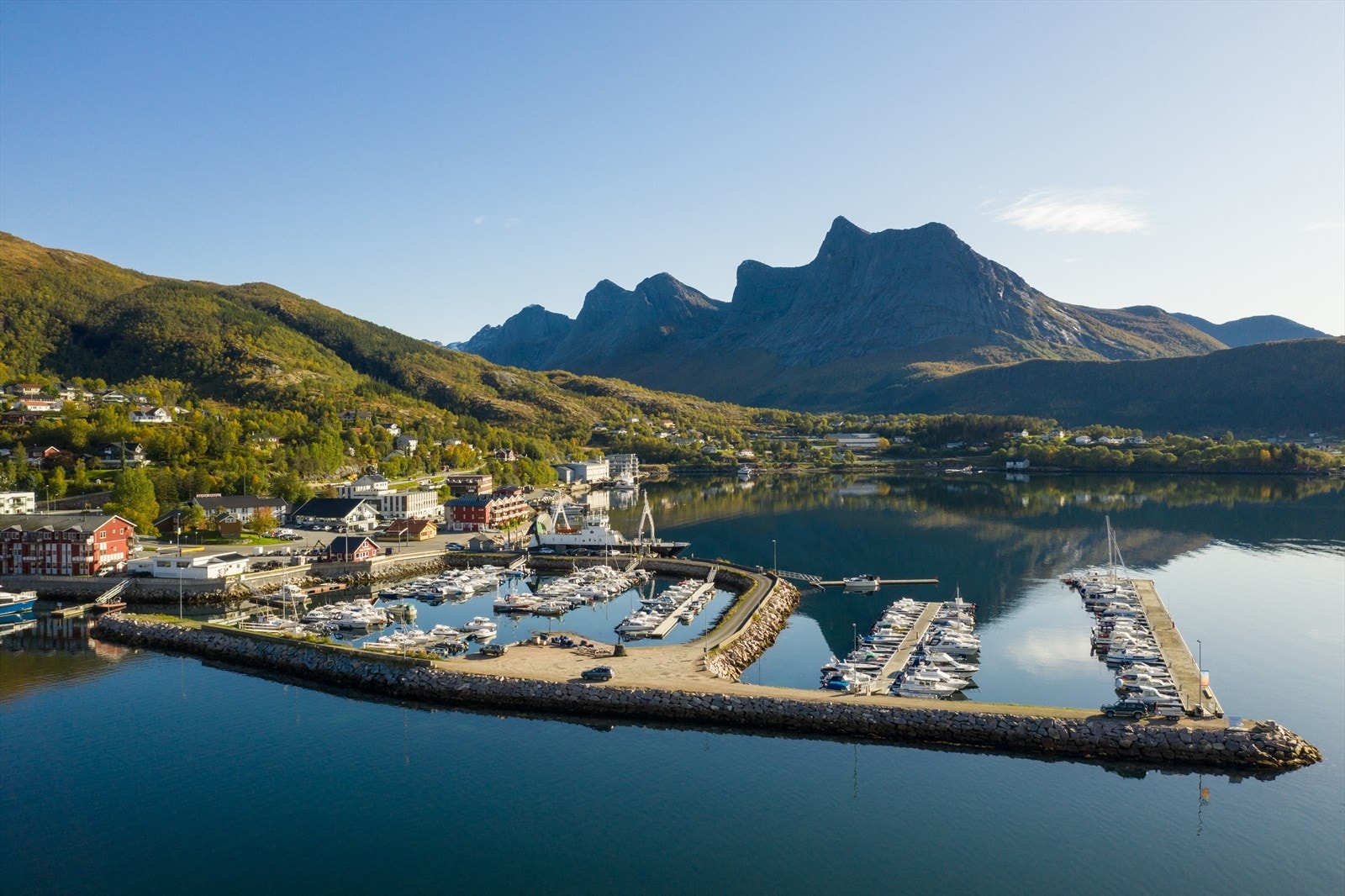 Ørnes fergekai med kro, båthavn og hotell noen minutter med bil fra boligen. Galleribilde