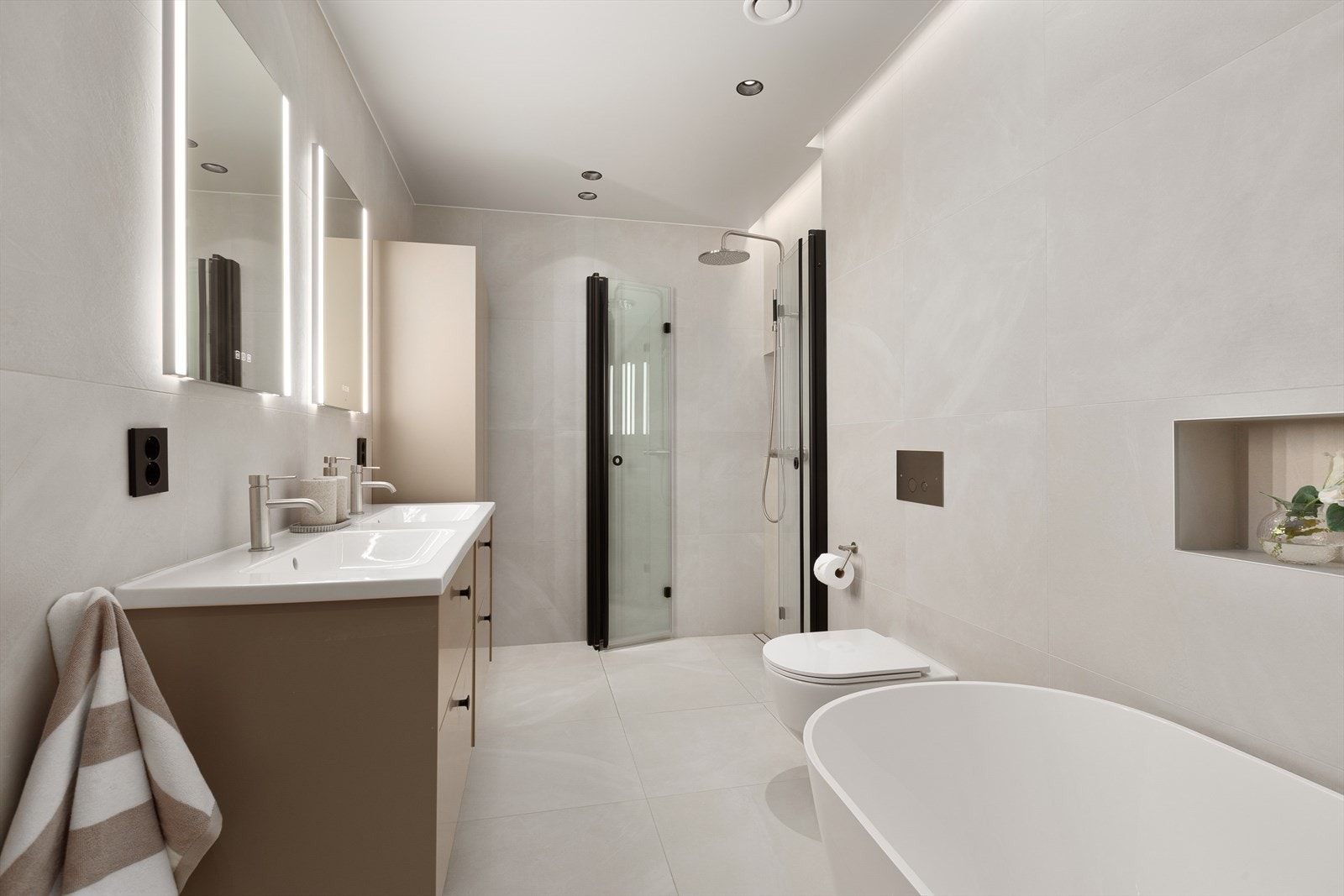 Bad nr 3 i tilknytning til soverom 4 og 5 - også dette med høy standard, badekar og dusj Galleribilde