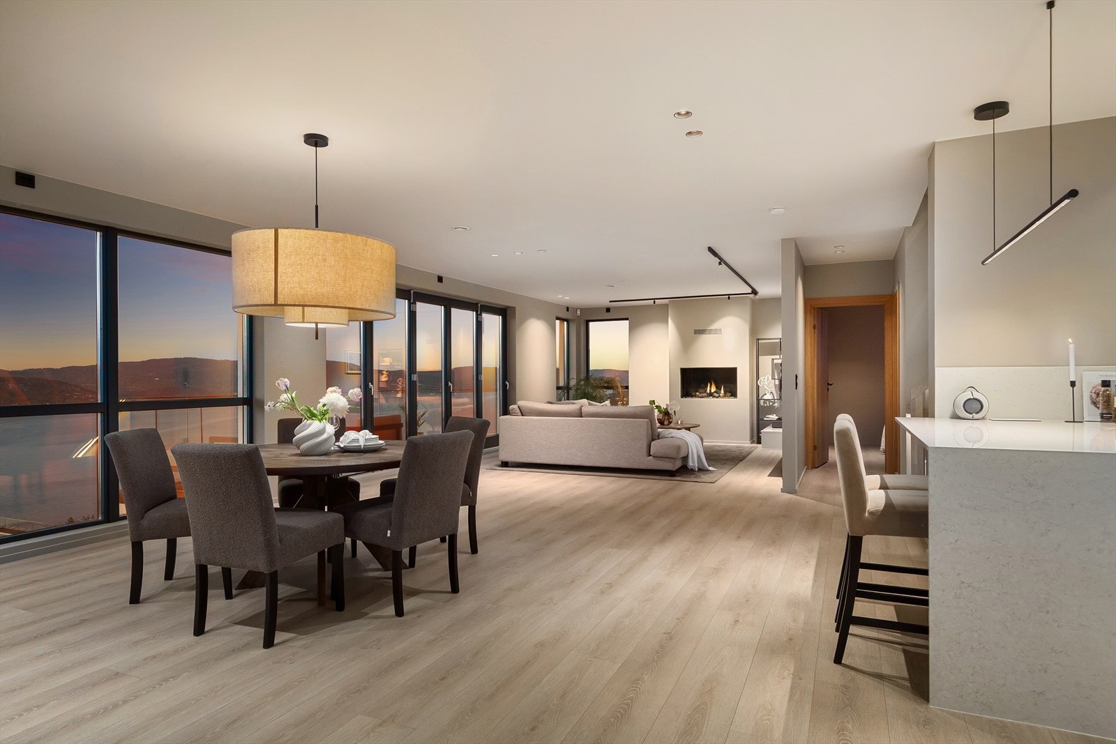 Rommet har god plass for spisebord, i tillegg til barløsning i kjøkkenbenk Galleribilde