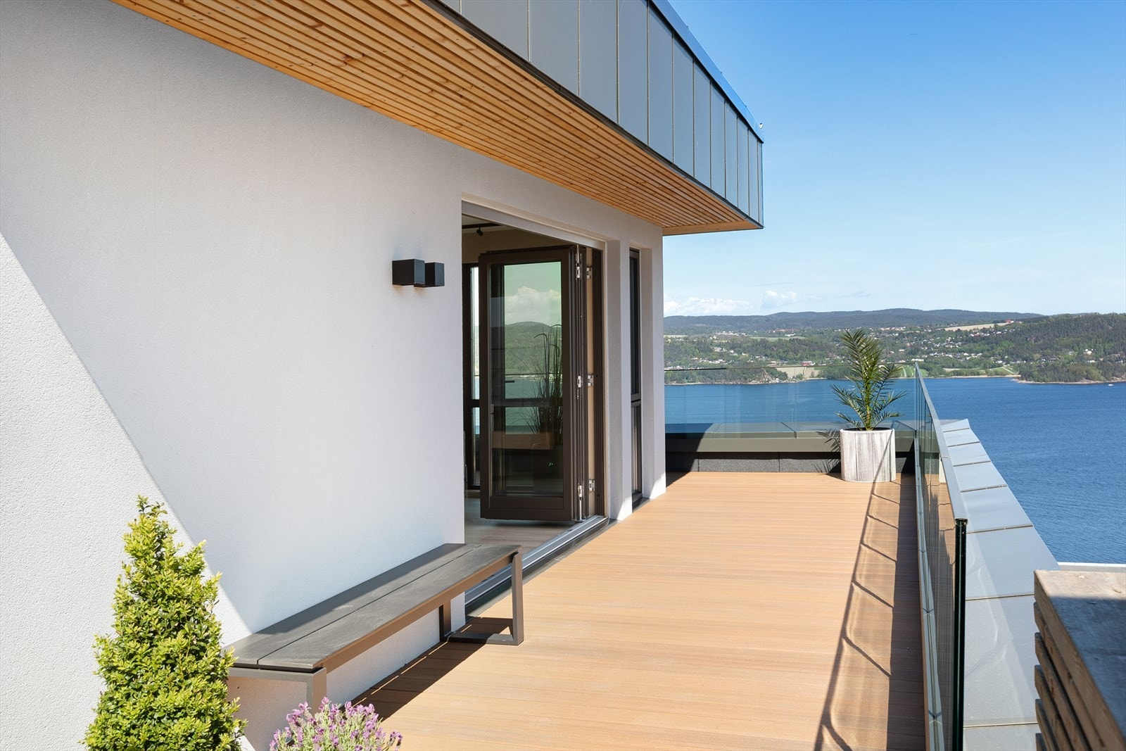 Uteplassene er tekket med kompositt terrassebord og har flott glassrekkverk Galleribilde