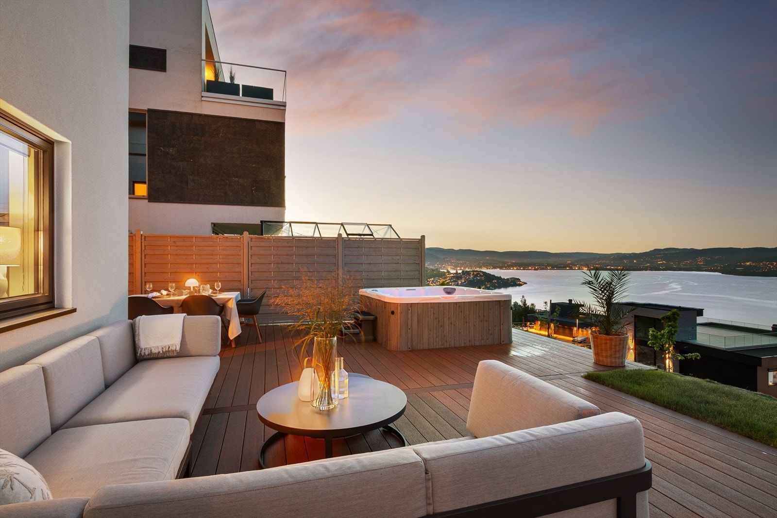 Uteområdet med hage er helt nydelig og pent opparbeidet - også dette i vedlikeholdsfritt komposittplatting som i øvrige plan Galleribilde