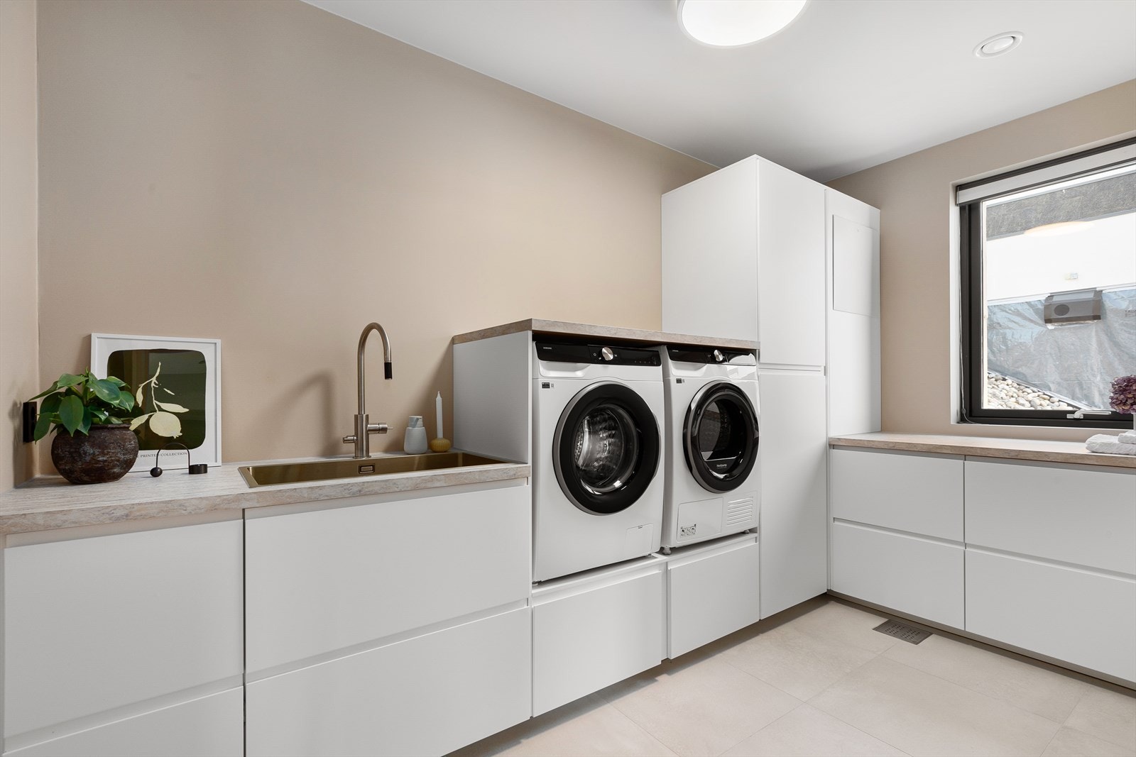 Ved grovkjøkken har man også en drøm av et vaskerom - rikt med innredning og tørkeplass Galleribilde