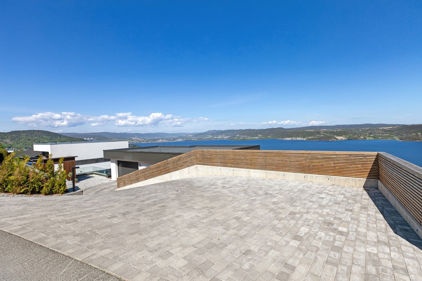 Innkjøringen har ekstra biloppstillingsplass, samt er det varmekabler i kjørespor Galleribilde