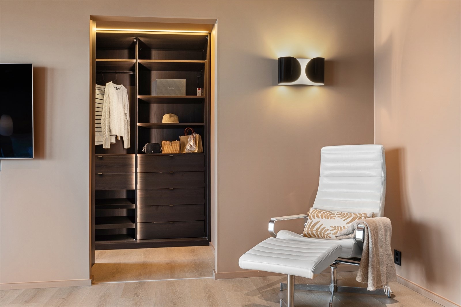 De flotte detaljene på belysning fra ExpoNova gir rommet det lille ekstra Galleribilde