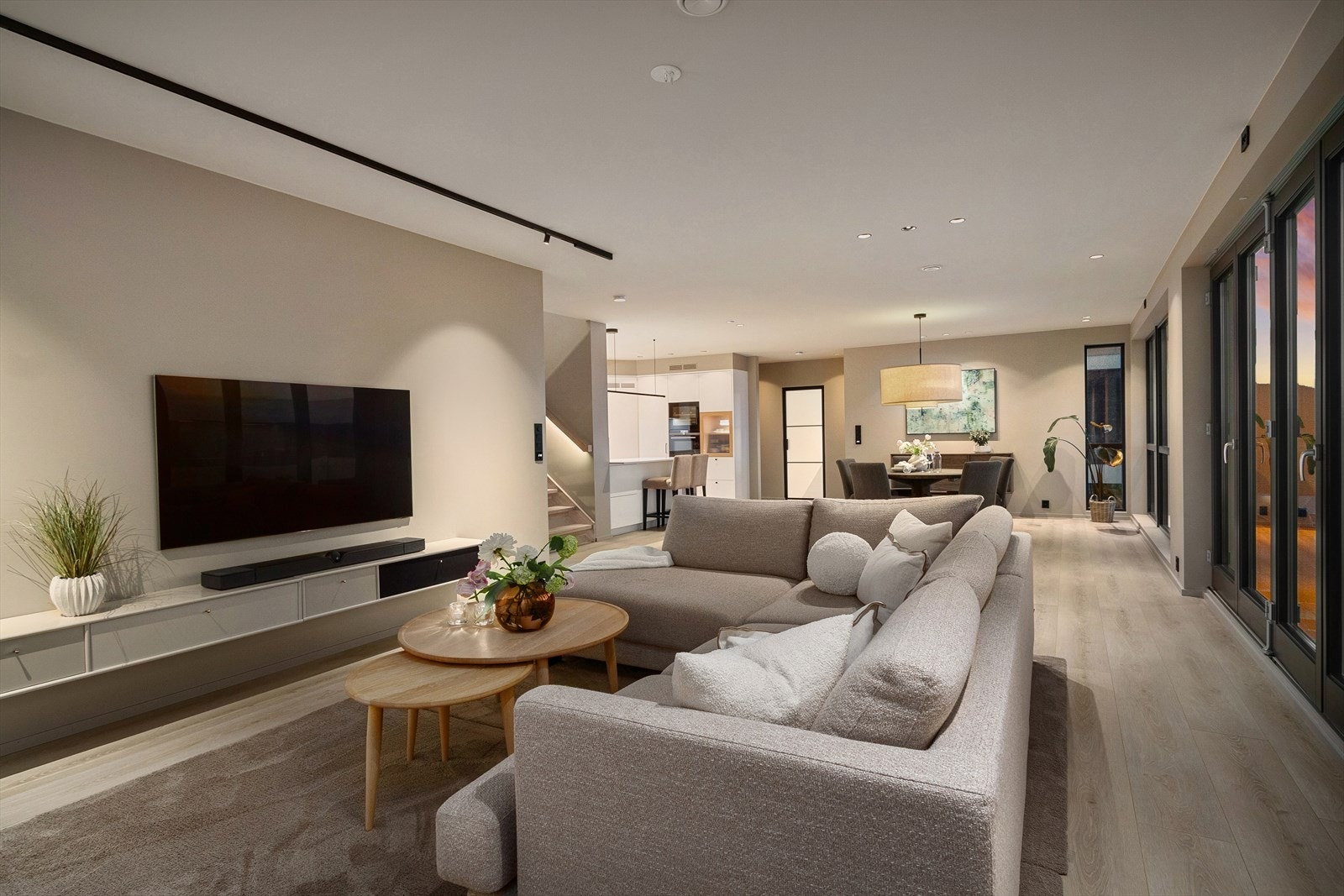 Løsningen gir naturlig plassering for tilhørende tv-møblement, her er det skjult rør i vegg bak tv for kabelfri løsning Galleribilde