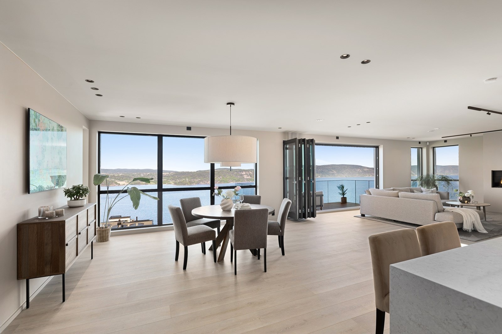 Den åpne løsningen gjør dette rommet meget sosialt Galleribilde