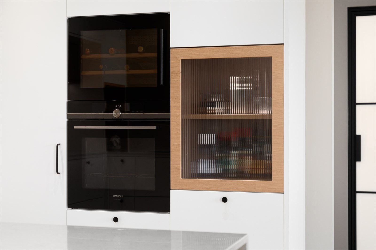 Kjøkkenet er påkostet med integrerte hvitevarer, herunder vinskap, stekeovn, koketopp, kjølehjørne og oppvaskmaskin Galleribilde