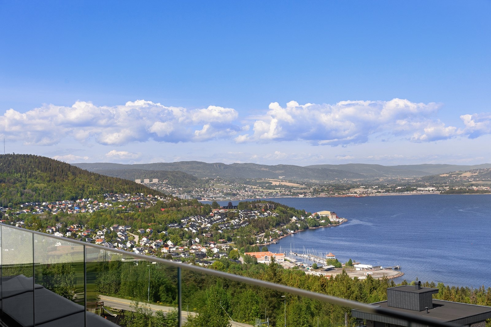 Herfra ser man helt fra nye Drammen sykehus, over til Lierdalen, mot Engersand og videre ut fjorden Galleribilde