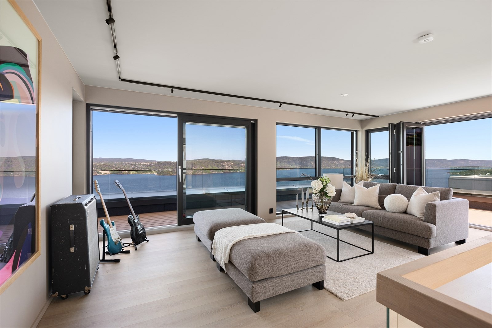 Stuen er en helt nydelig utsiktstue med vidstrakt utsyn over fjorden Galleribilde