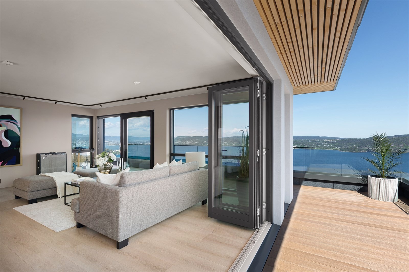 Det er skyvedører fra to sider - hvor den ene siden kan åpnes helt opp, noe som gir en følelse av at de går over i hverandre Galleribilde