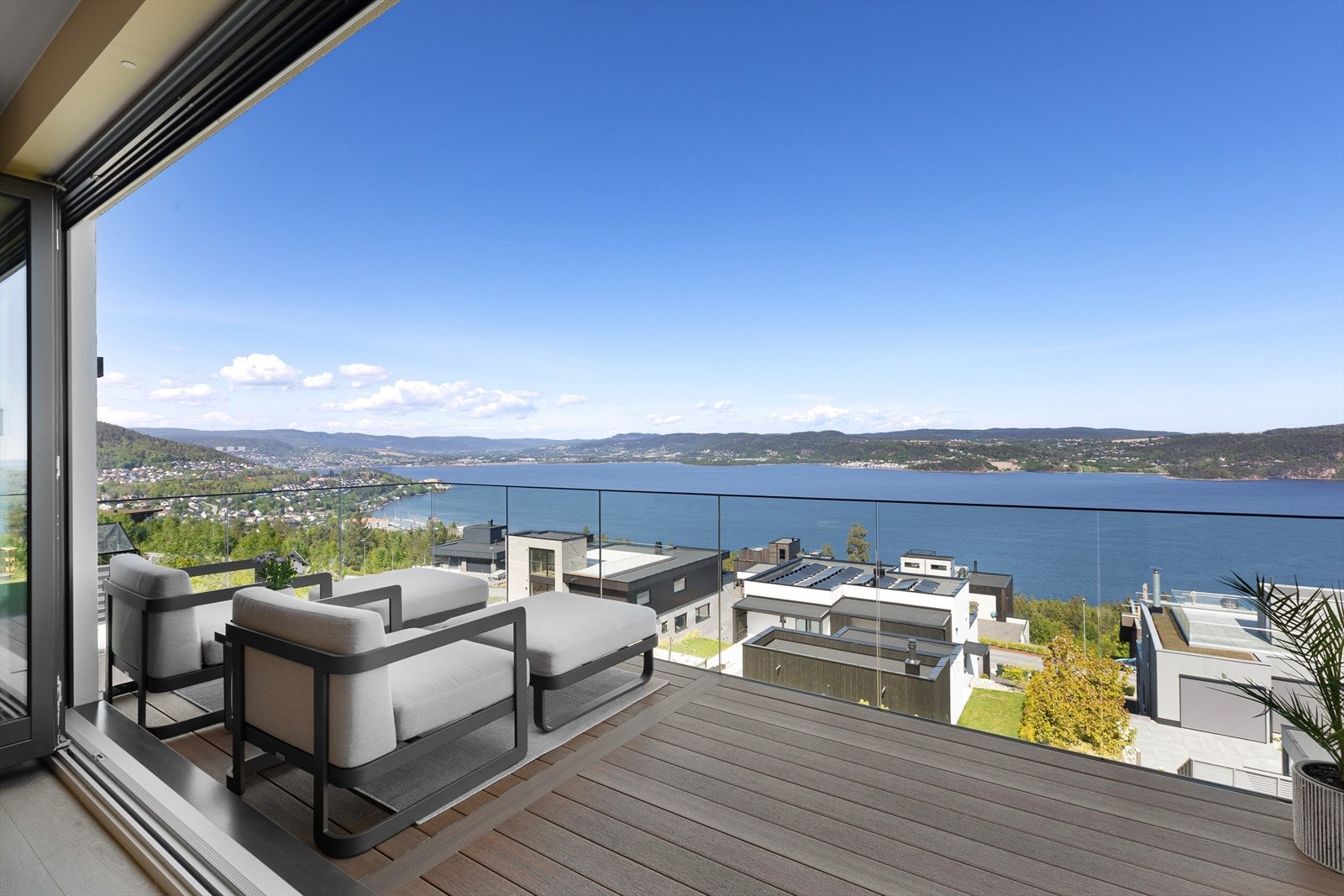 Etasjen er påkostet med foldeldører til uteplass - ypperlig for morgenkaffen! Galleribilde