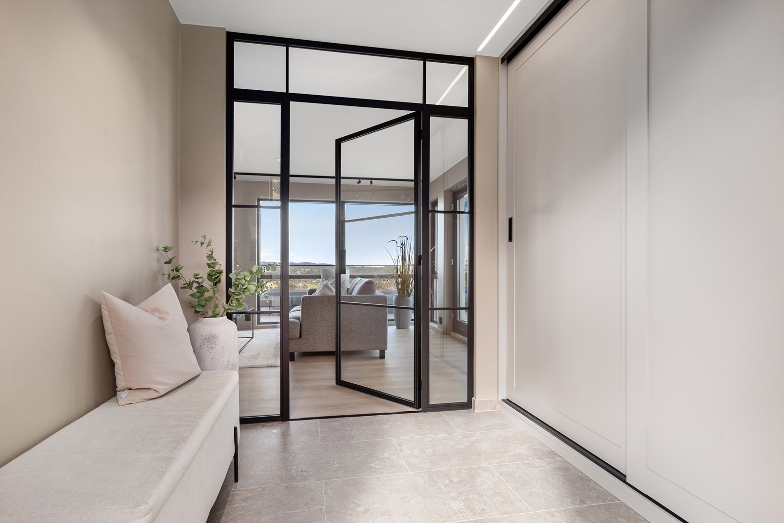 Flott hall med fine fliser på gulv fra eksklusive Bella - skyvedørsgarderobe fra Drømmekjøkkenet Galleribilde