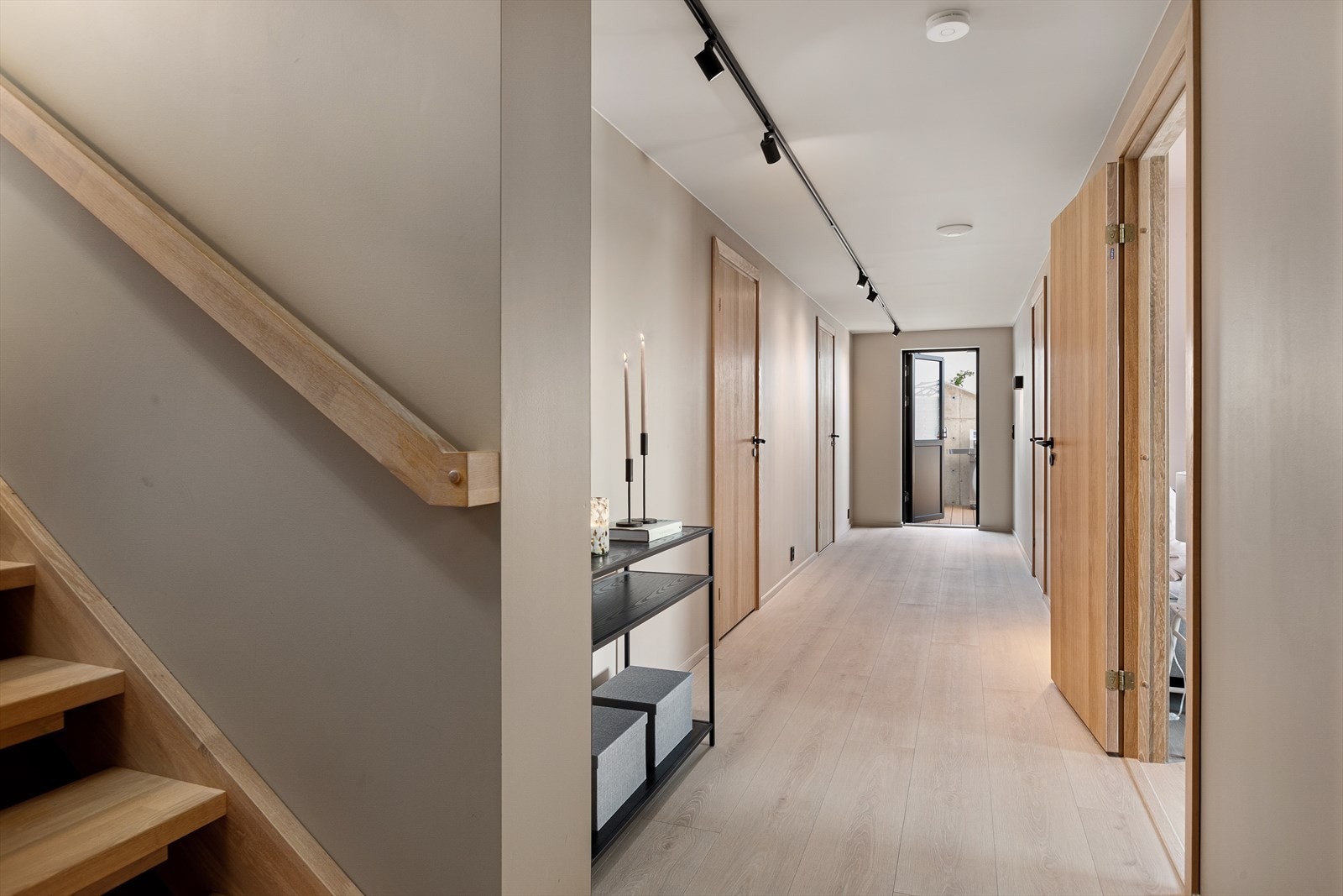 Etasjen består av 3 soverom, 2 bad og bod, hvorav hovedsoverommet har en-suiteløsning Galleribilde