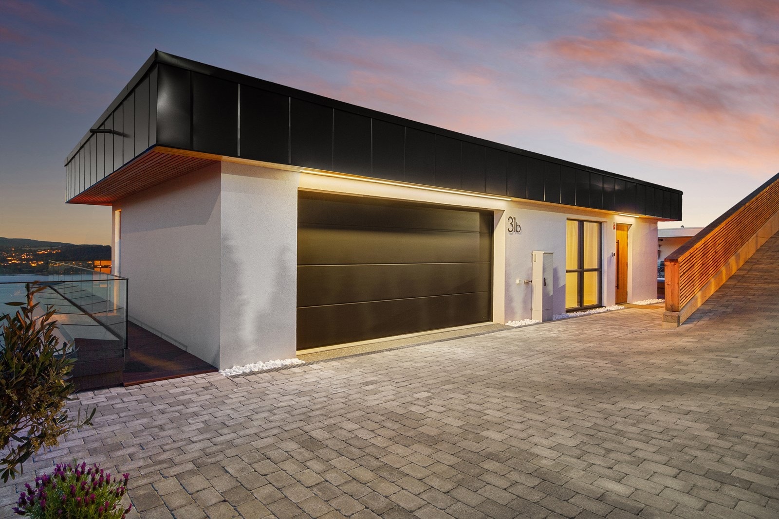 Velkommen hjem! Boligen har steinlagt innkjørsel med varmekabler og direkte innkjøring til garasje Galleribilde