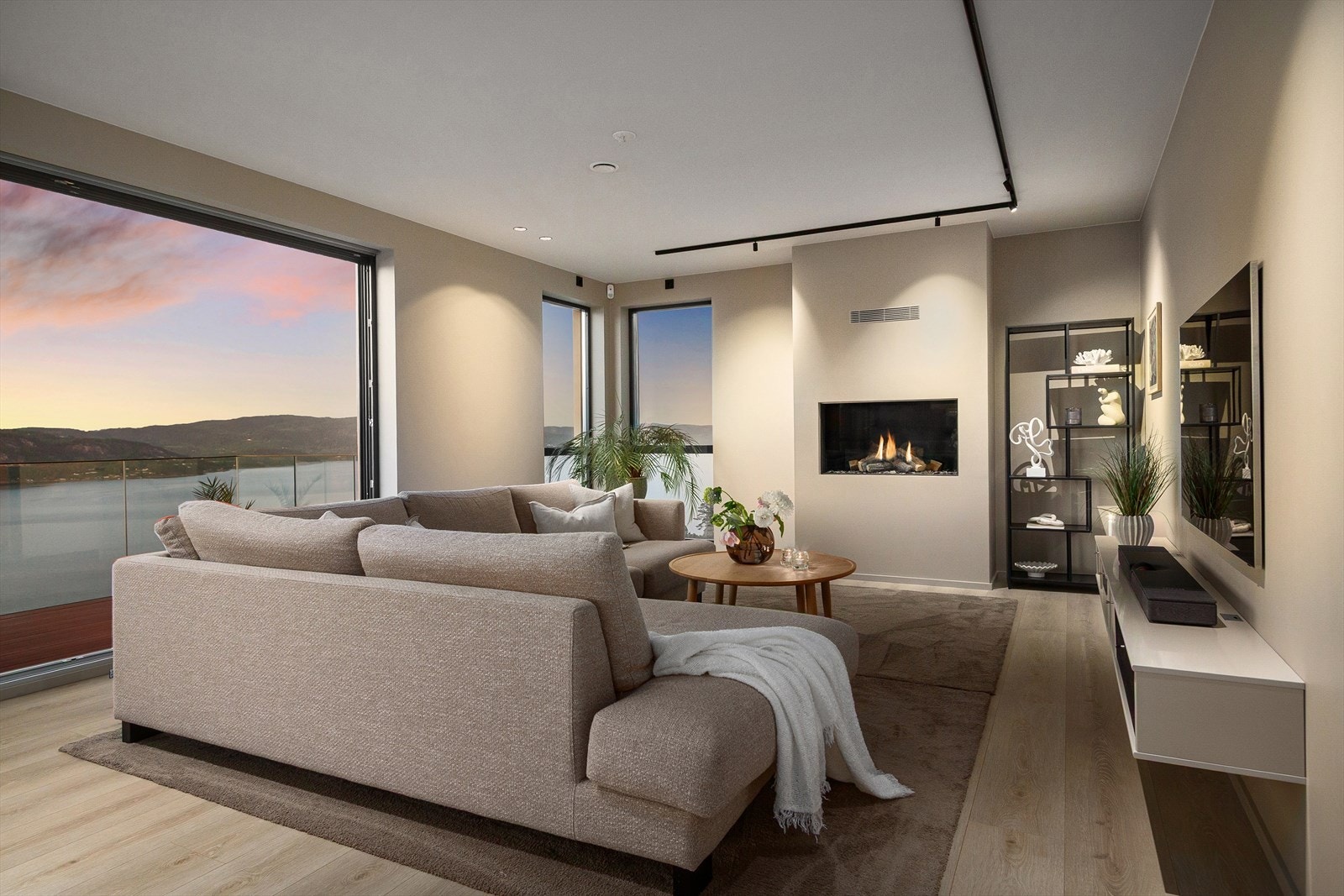 I tillegg til peis har huset varmekabler i alle gulv Galleribilde