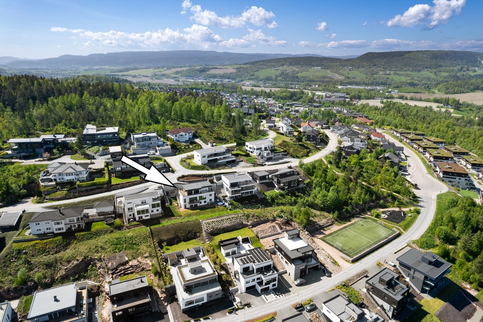 Fra boligen er det umiddelbar nærhet til skog og mark, samt en rekke lekeplasser og friluftsområder Galleribilde