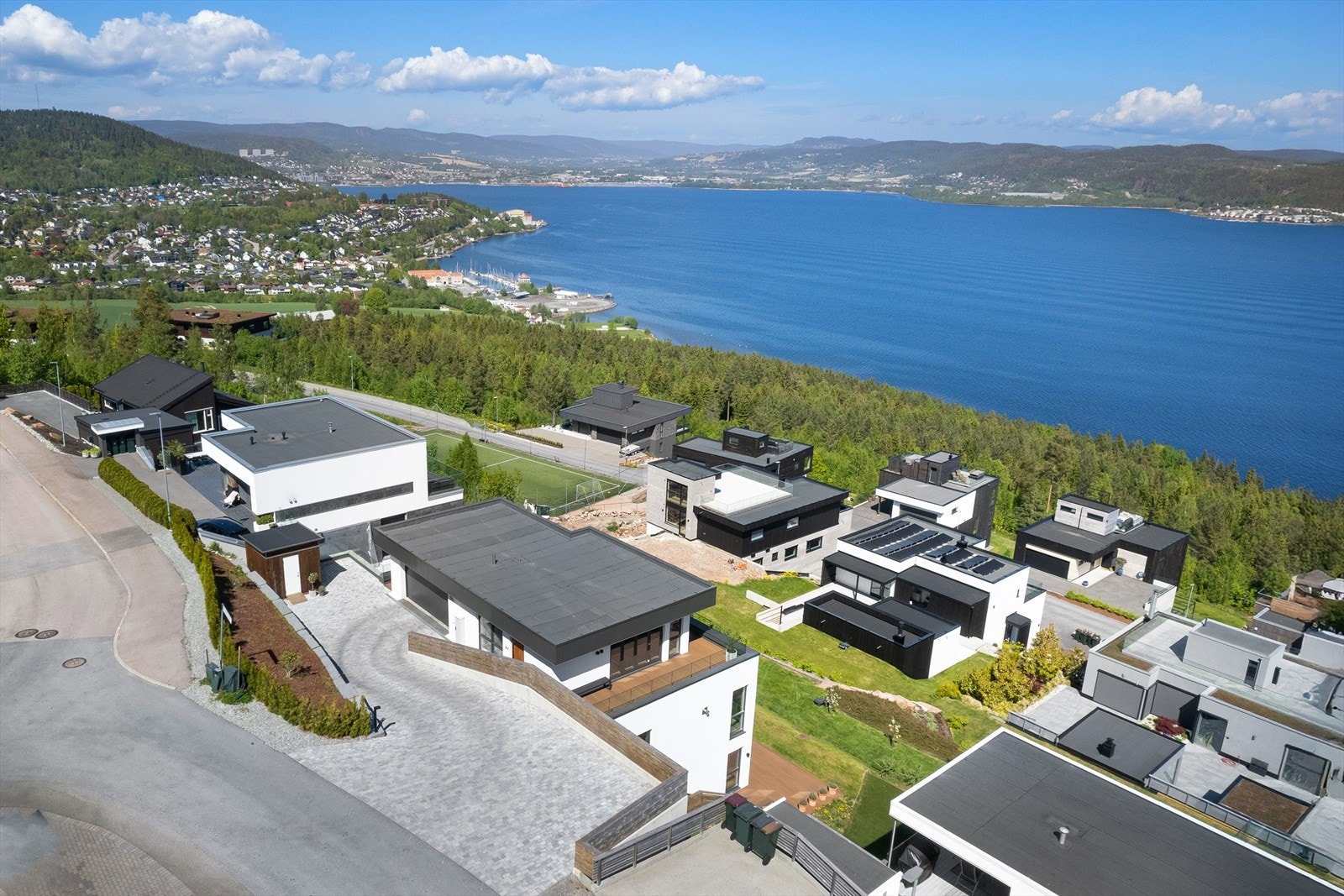 Huset ligger fint til med rolig beliggenhet - i blindvei med lite gjennomgangstrafikk Galleribilde