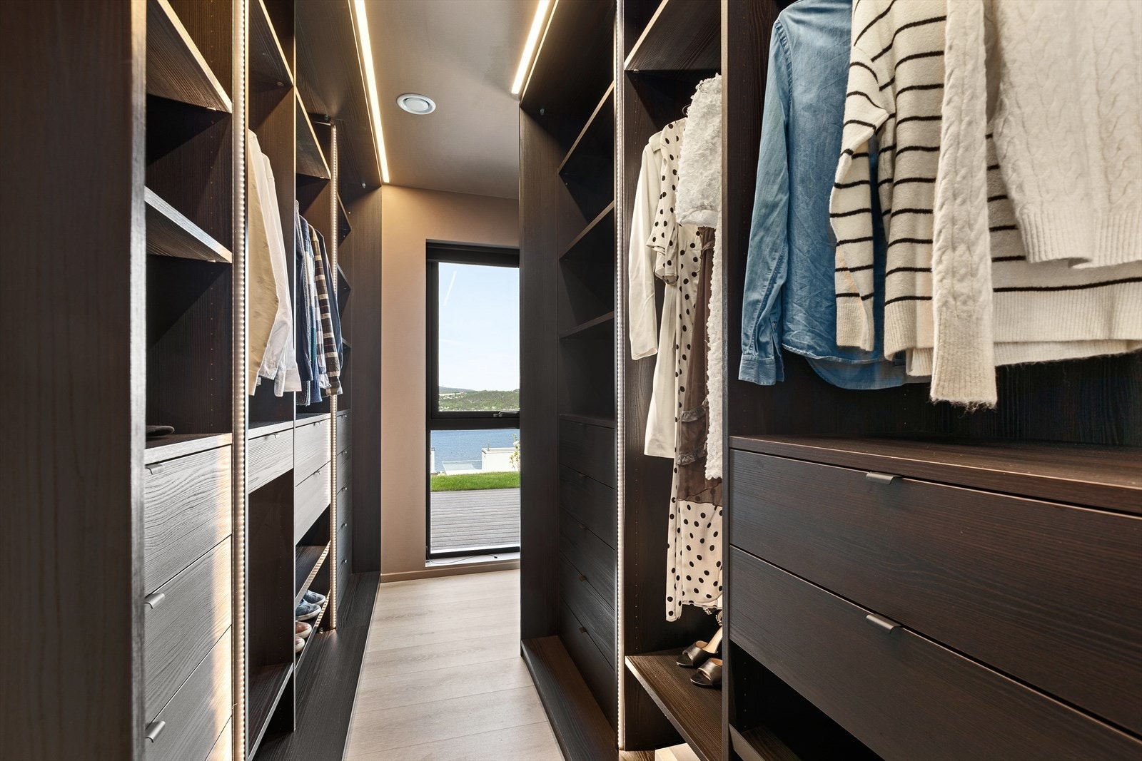 Walk-in-closet med innredning fra Drømmekjøkkenet Galleribilde