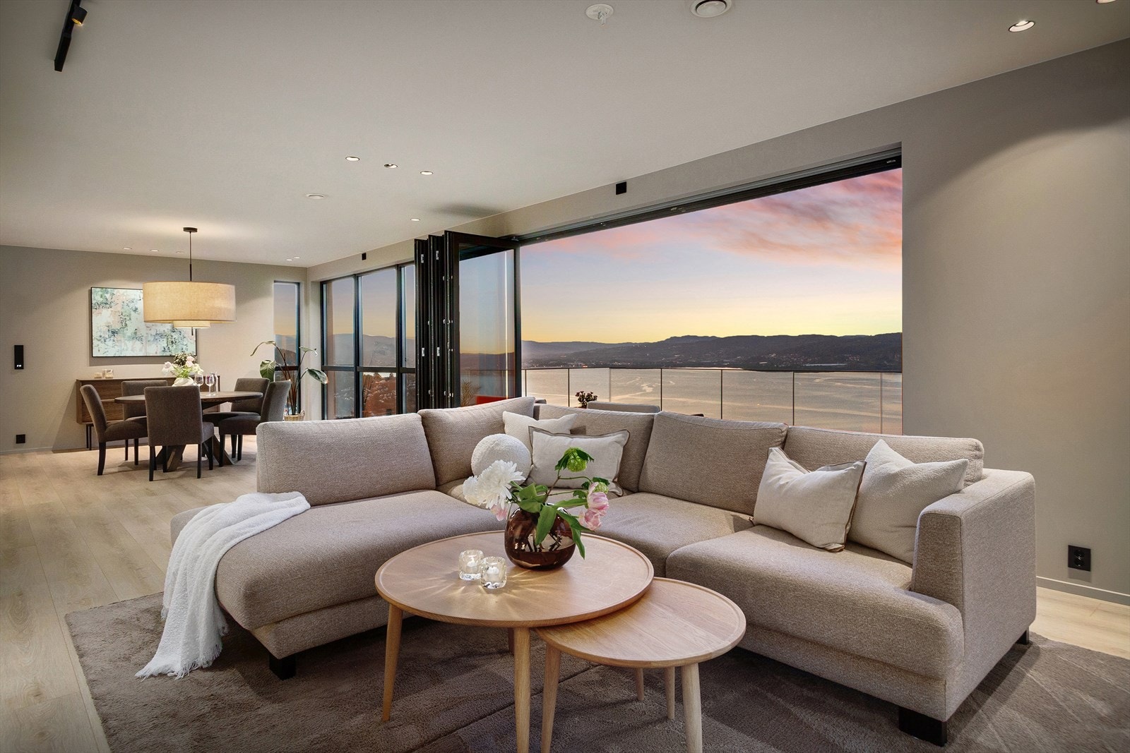 Huset er påkostet med møbleringsplan og designløsninger av interiørarkitekt Intark, samt lysdesign og lys fra ExpoNova Galleribilde