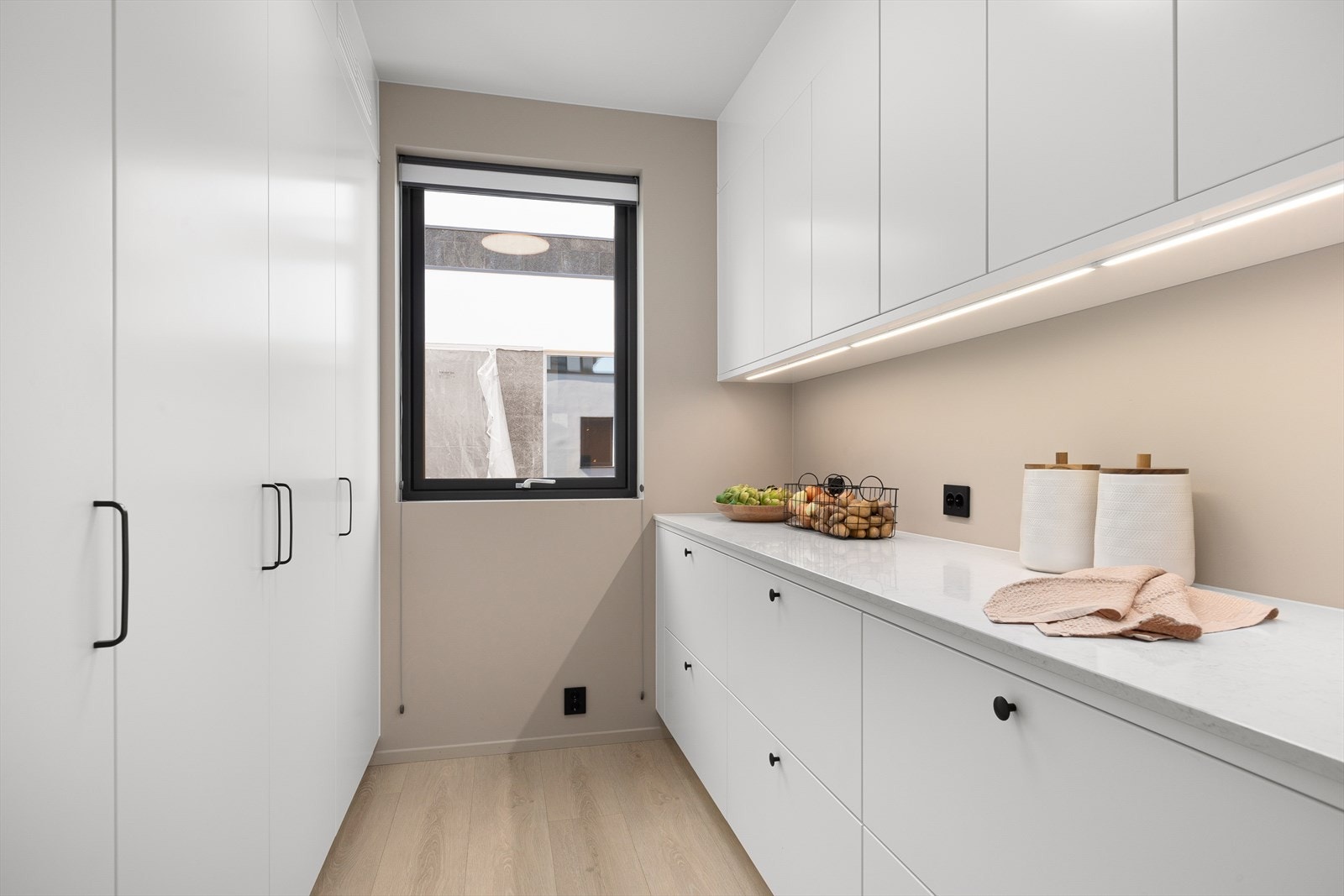 Grovkjøkken/anretning med rikt med oppbevaringsplass Galleribilde