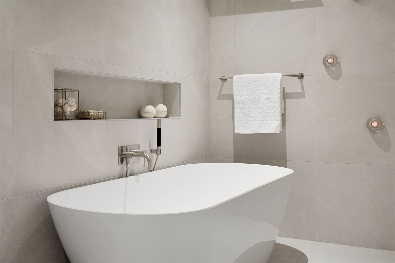 Badene er innredet av interiørarkitekt, og har blant annet fliser av god størrelse, badekar fra Laufen, nisjer over badekar og i dusj, designlyspunkter på vegg mm Galleribilde