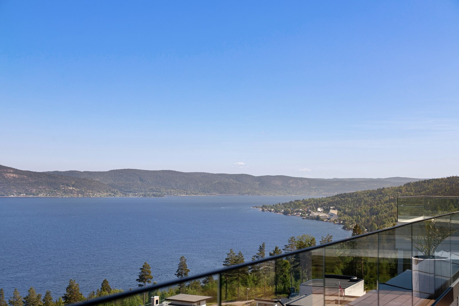 Her kan du nyte solen fra soloppgang, gjennom store deler av dagen, og solnedgang midtsommers Galleribilde