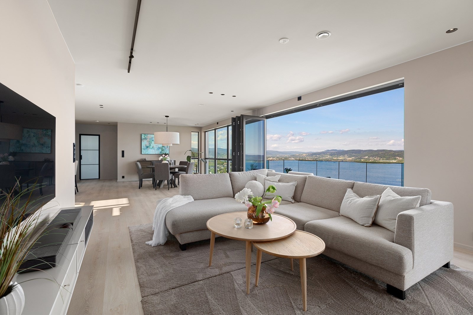 I tillegg til gode muligheter for å åpne opp, har huset balansert ventilasjon og 3-lags varmereflekterende glass i hele huset Galleribilde