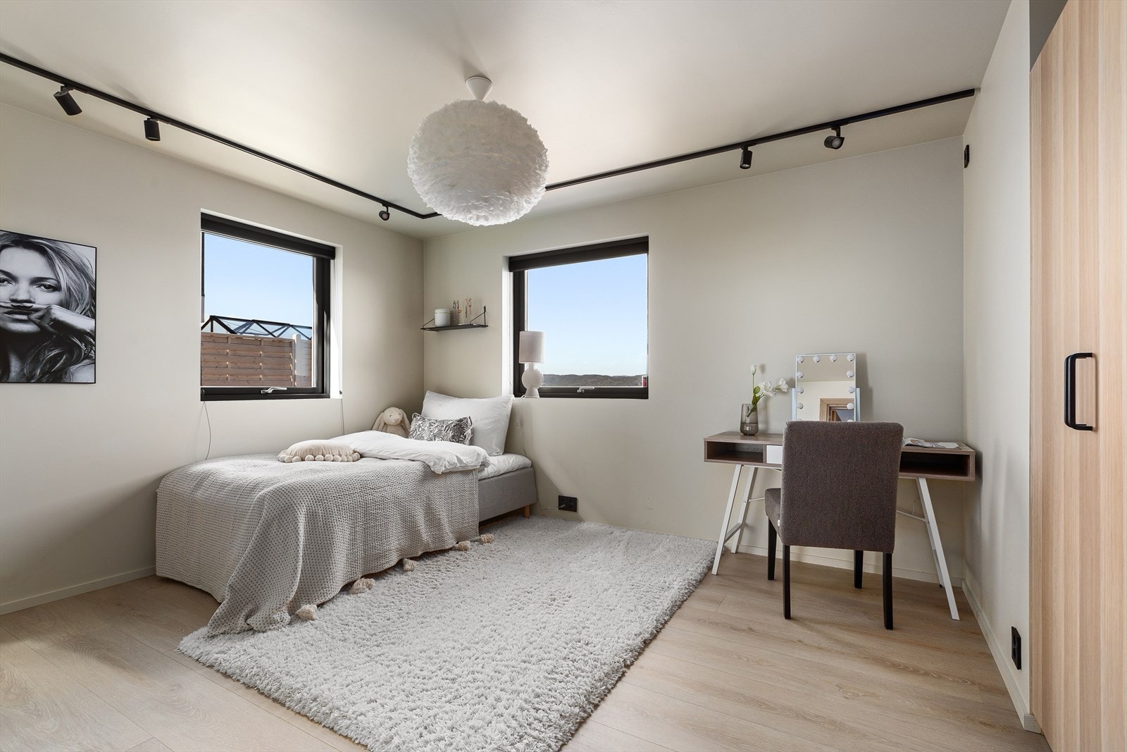 Soverom 5 - legg merke til finish med listefrie løsninger rundt vindu Galleribilde