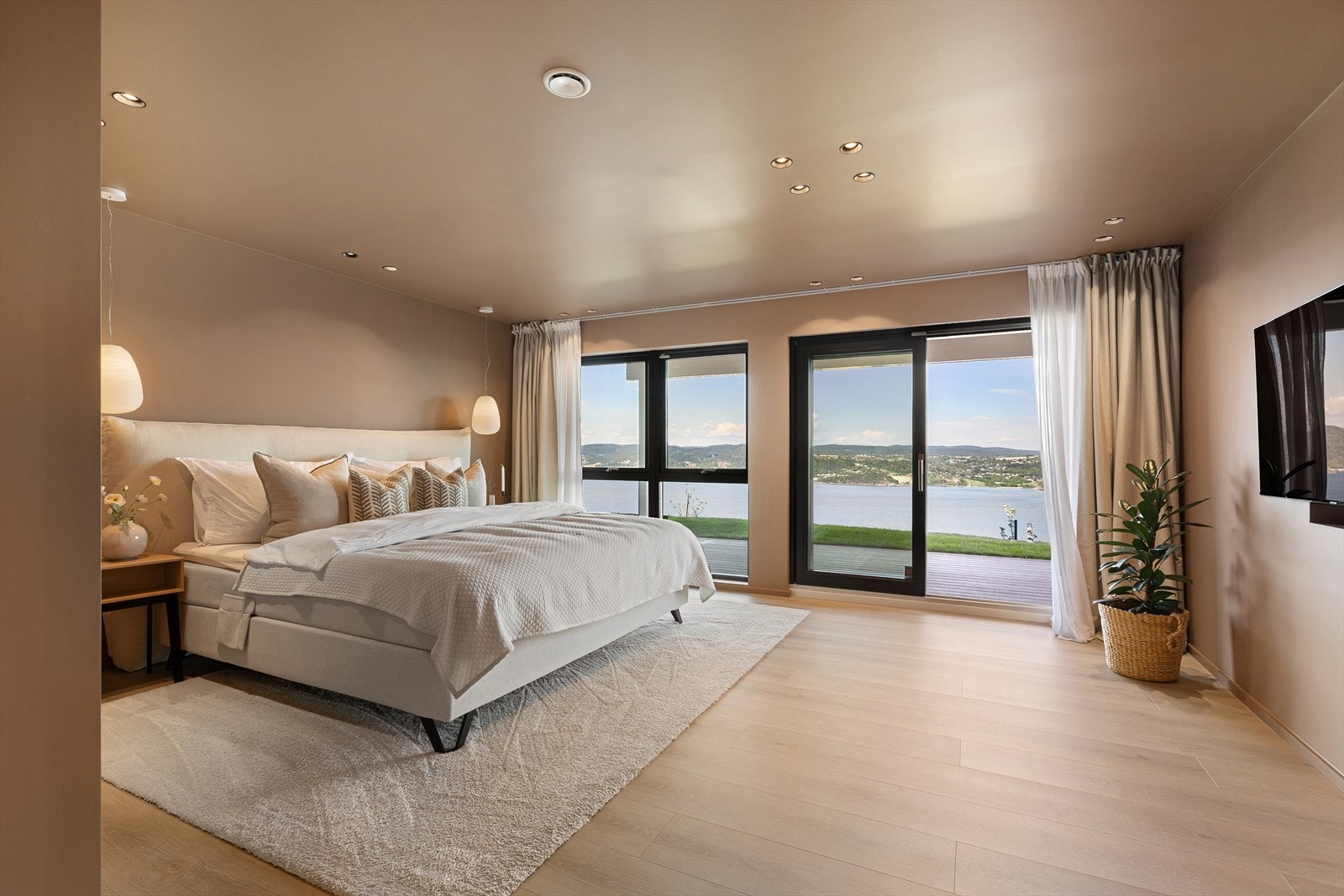 Hovedsoverommet er en drøm av et soverom - meget romslig, med egen utgang til hage, eget bad og walk-in Galleribilde