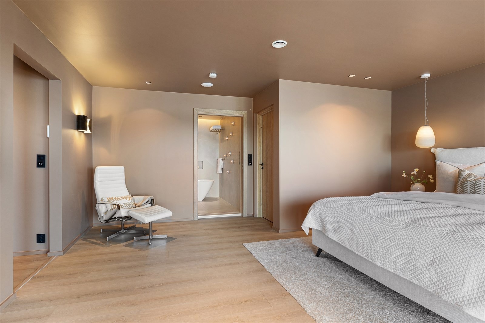 Rommet er smakfullt og delikat innredet, med nydelige farge- og materialvalg Galleribilde