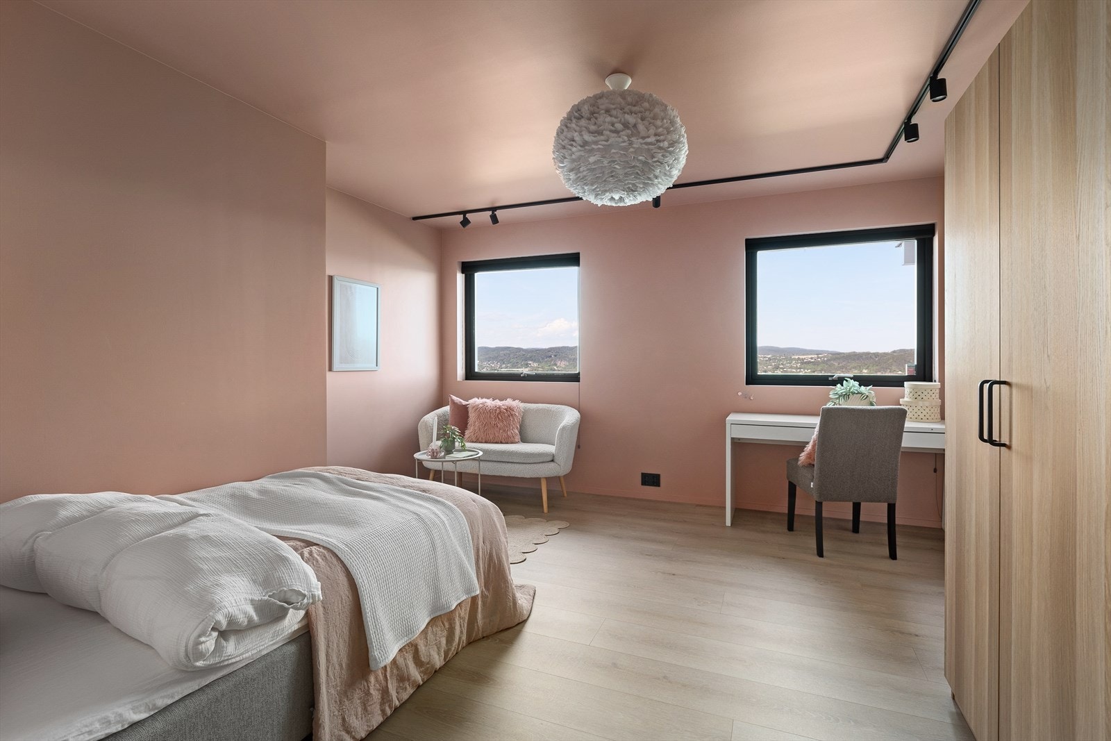 Soverom 4 - det er påkostet med plissegardiner på flere rom, verdi ca 50 000 Galleribilde