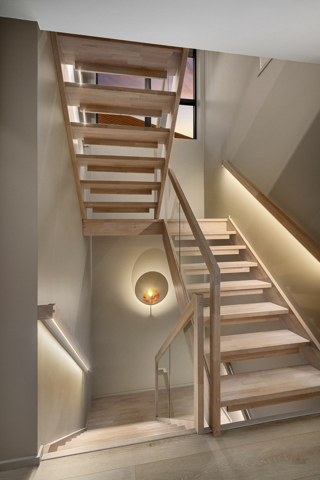 Trappegang ned til husets hovedetasje med trapp fra Trappespesialisten med glass og innfelt lys i håndløper Galleribilde