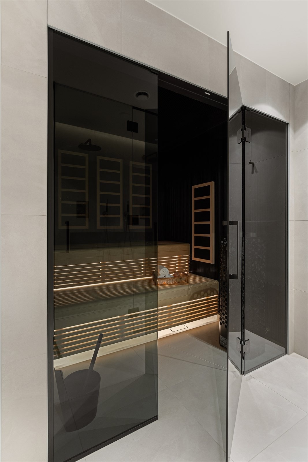 Badstue (både ovn og infrarød) med spesialtilpasset glassdør/vegg, samt innredning med innfelt lys i møbel Galleribilde