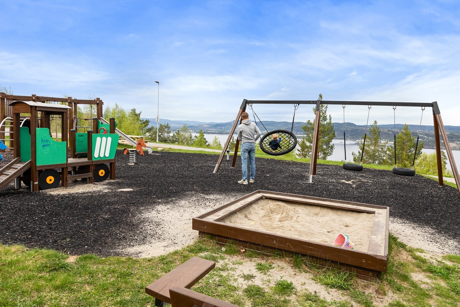 Like nedenfor huset ligger kunstgressbanen og lekeplassen som i nabolaget blir kalt Panorama Galleribilde