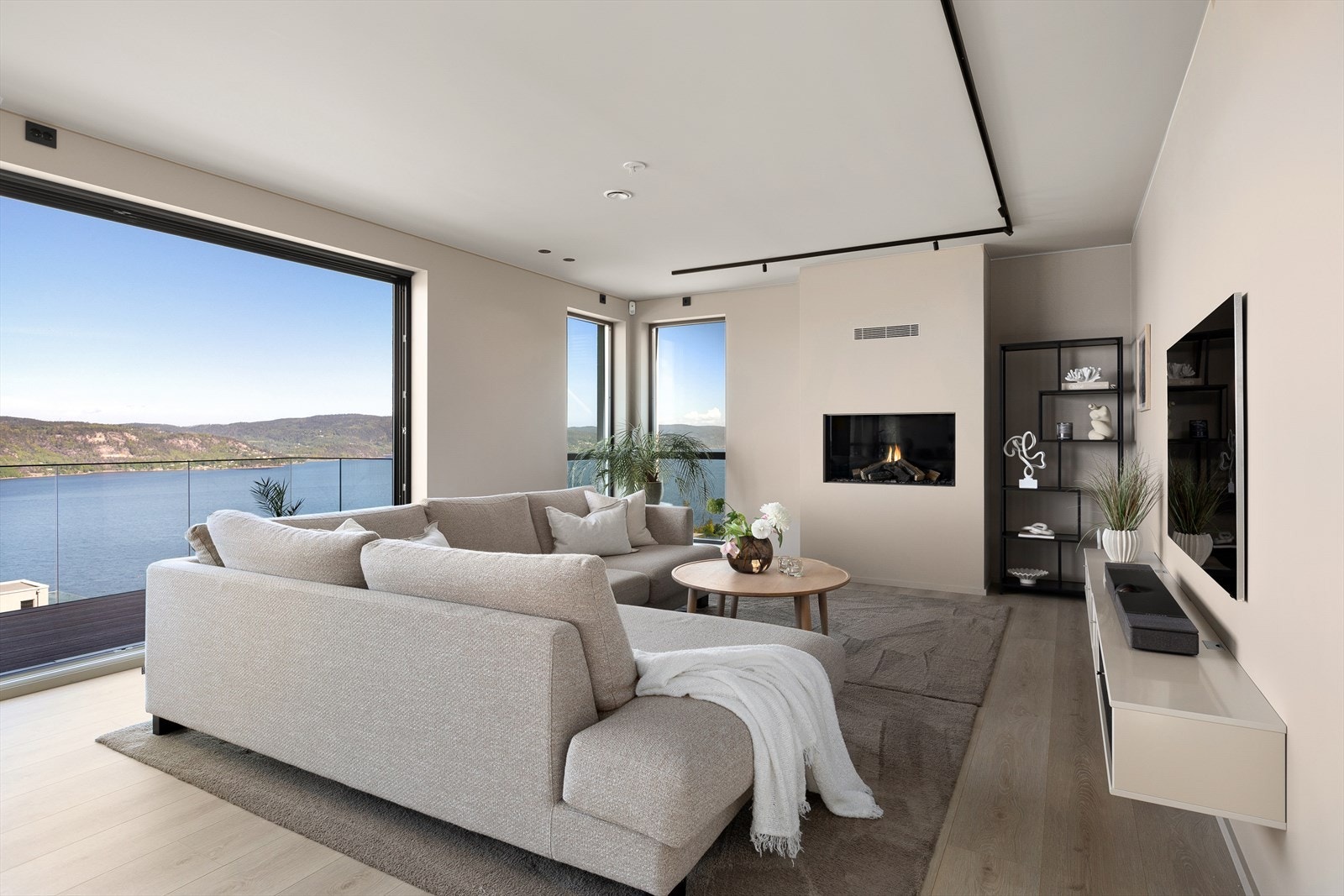 Stuen har flott gasspeis (Element4 Summum 100 F) med antirefleksgglass og svart glassbakgrunn Galleribilde