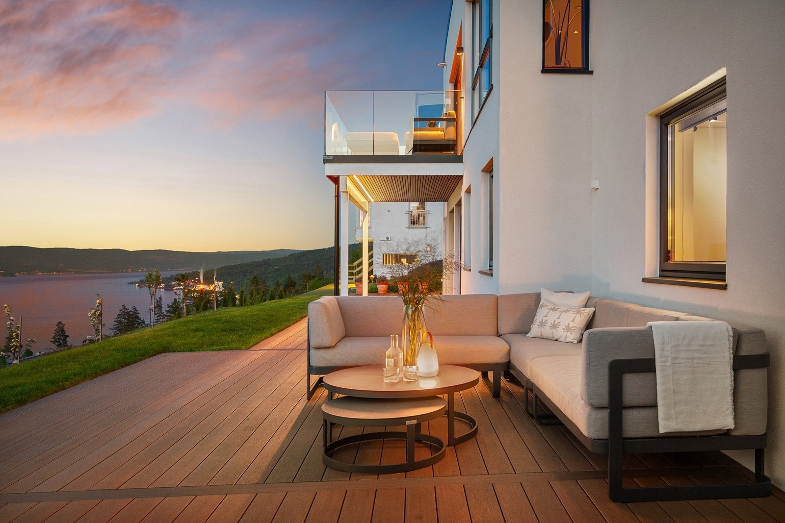 Hagen er påkostet med ferdigplen og diverse beplantning - legg merke til spiledetalj under tak, samt innfelt belysning Galleribilde